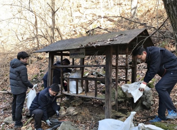 크기변환_야생동물 먹이주기 행사에 참여한 직원들이 야생동물먹이대에 건초를 포설하고 있다 (2).jpg