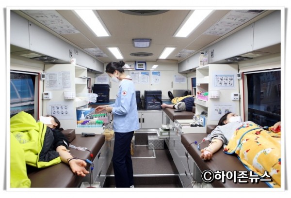 2121지난 27일 생명나눔 헌혈 캠페인에 참가해 헌혈중인 강원랜드 임직원들.JPG